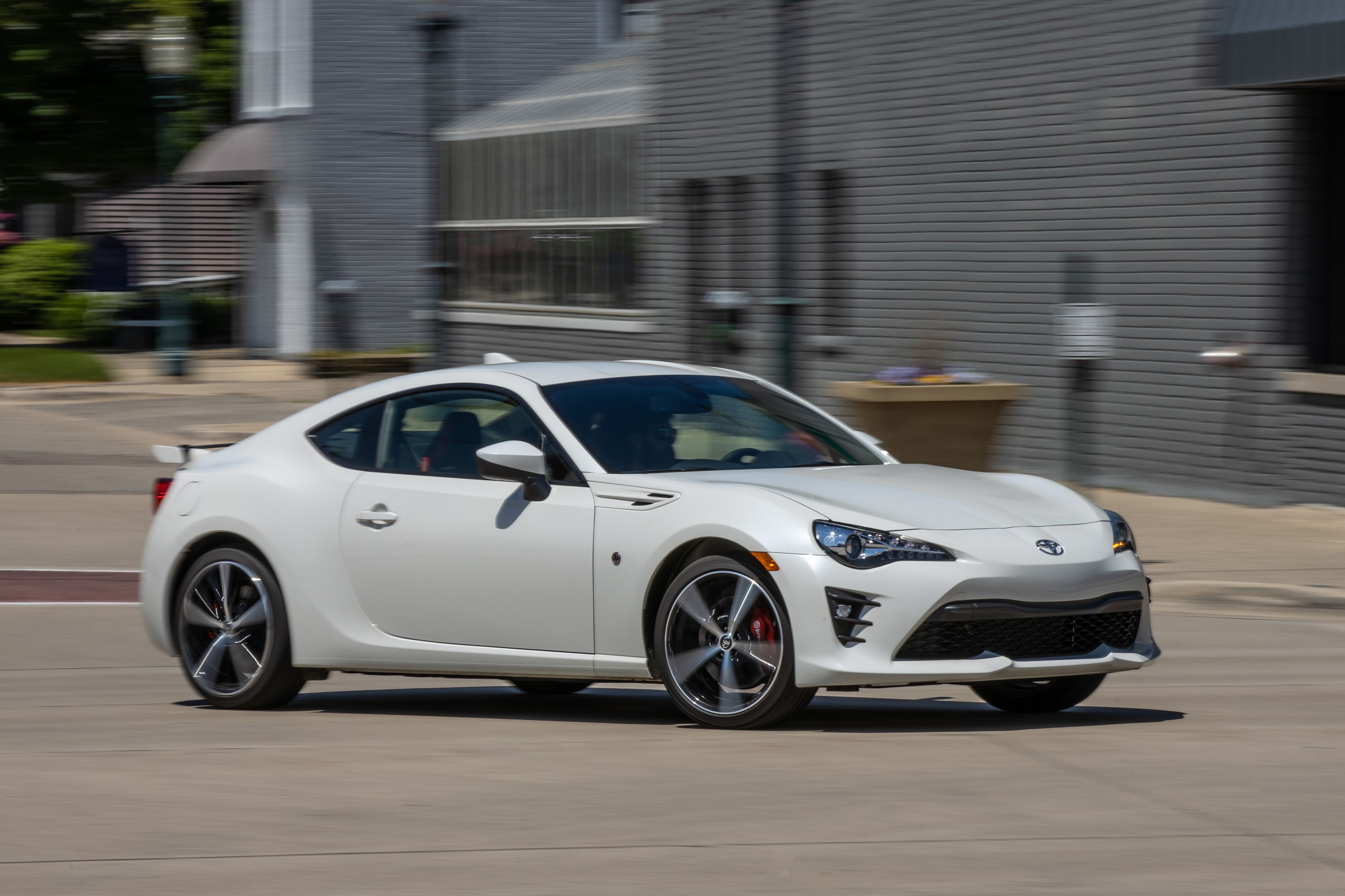 Toyota 86 thiết kế nam tính, lái êm và ổn định.