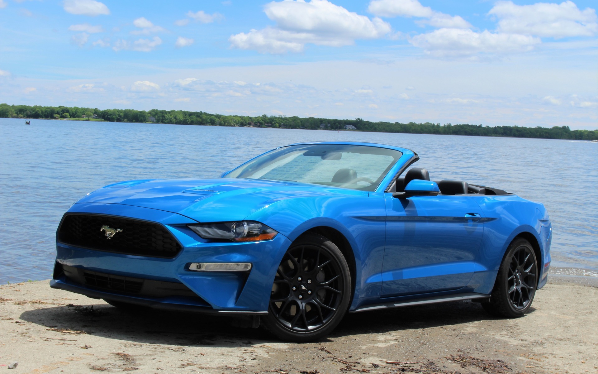 Ford Mustang Ecoboost thiết kế cơ bắp, giá bán hấp dẫn.